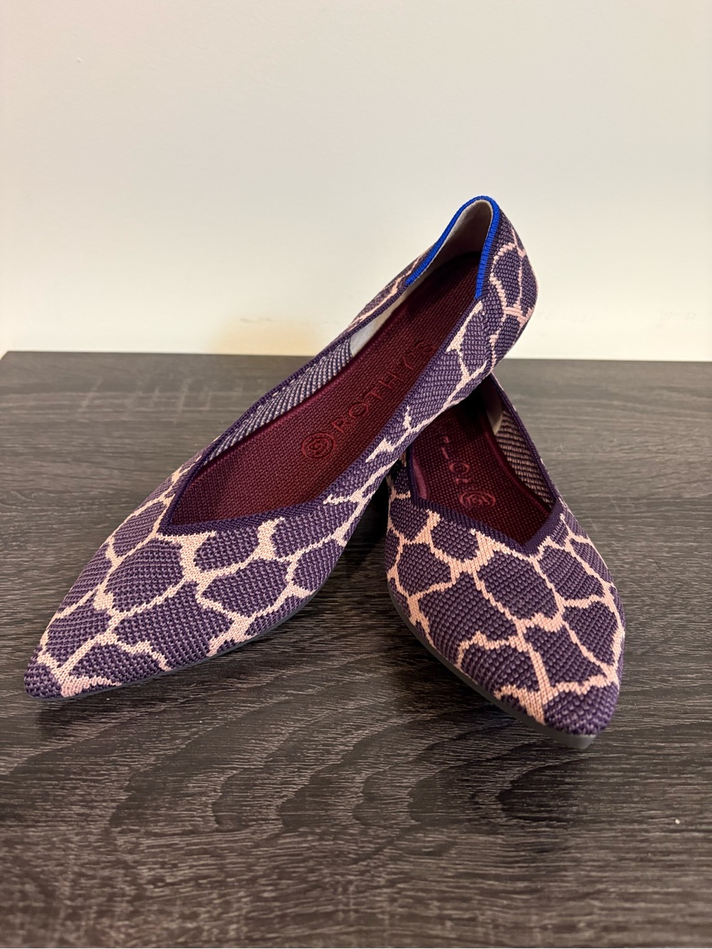 EXCELLENT CONDITION Rothy's retired Violet Giraffe Points